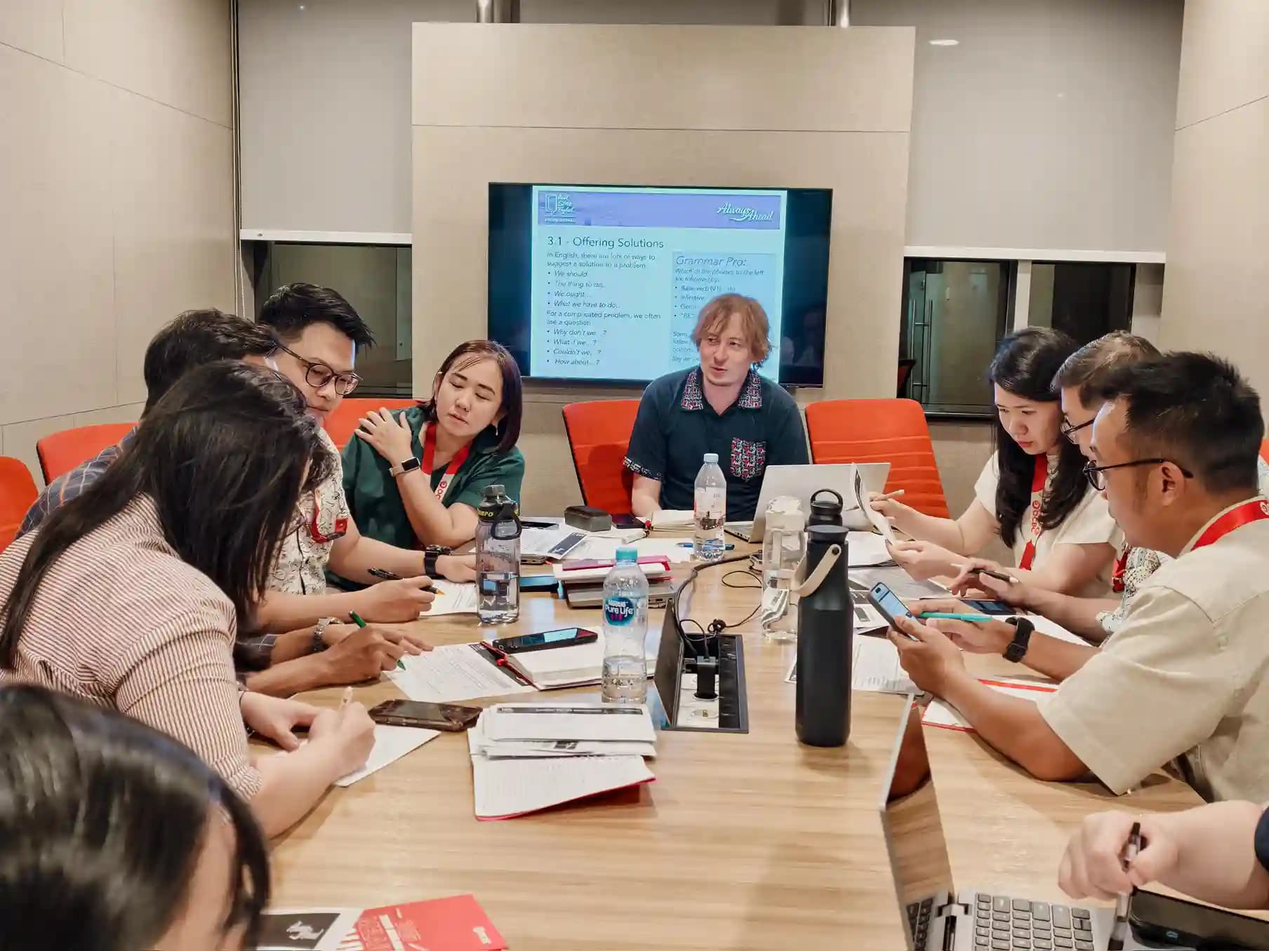 Latihan Speaking dengan AI vs Kelas Bahasa Inggris: Perbandingan, Kelebihan, dan Strategi Hybrid