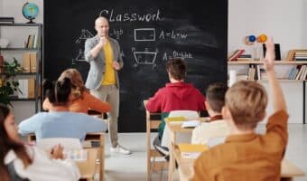 Adverb dalam Bahasa Inggris: Definisi, Fungsi, dan Contohnya