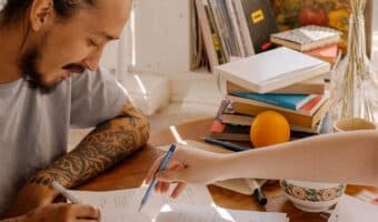 Finite Verb: Definisi, Rumus, Contoh, dan Cara Penggunaannya