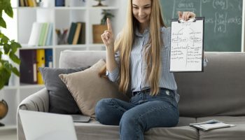 woman-teaching-kids-english-class-online